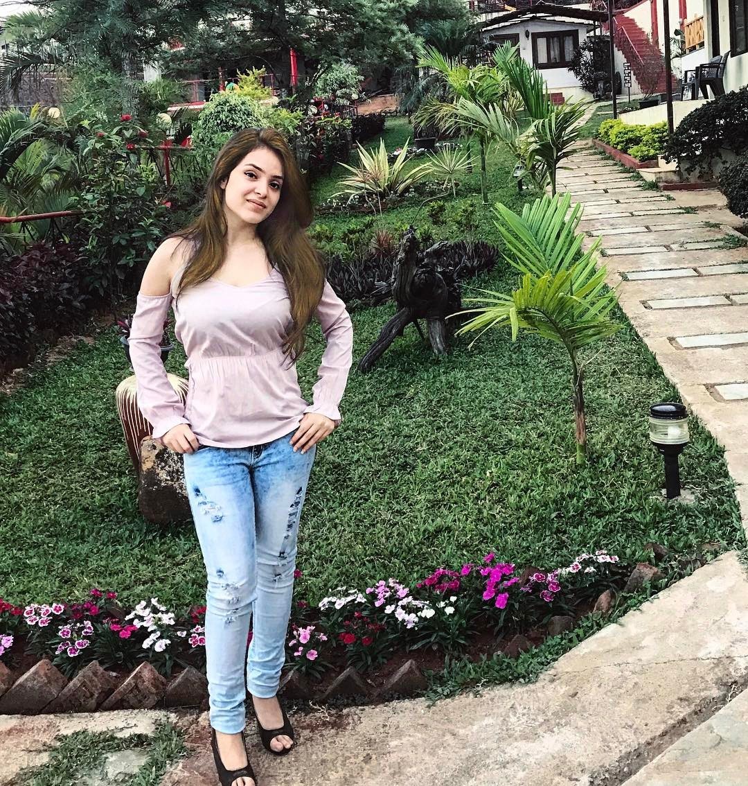 Simran Dhanwani 5